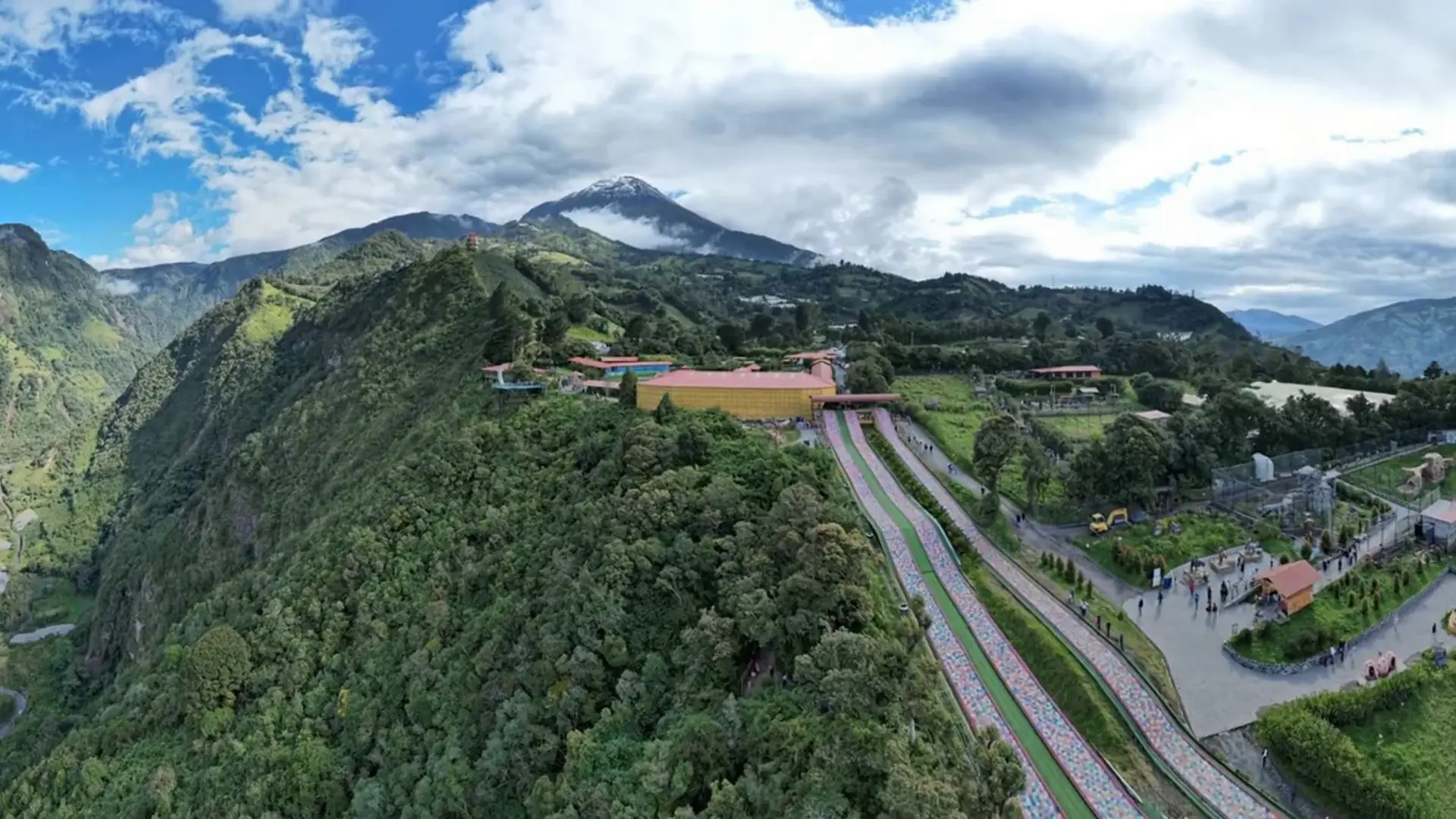 Animal Park en la montaña de Runtún, frente al volcán Tungurahua